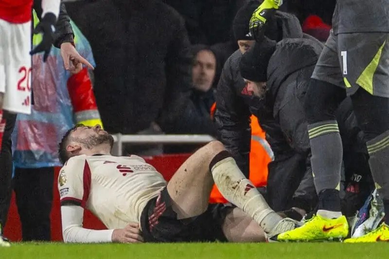 Arne Slot Reacts to Martinelli Shove; Bradley Leaves on Crutches LONDON ENGLAND - Thursday January 8 2026 Liverpool039s Conor Bradley receives treatment during the FA Premier League match between Arsenal FC and Liverpool FC at the Emirates Stadium Photo by David RawcliffePropaganda